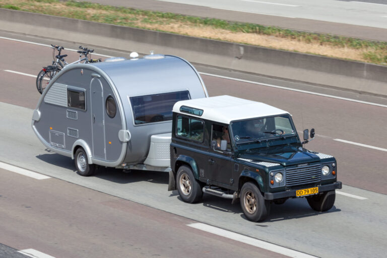Land Rover z przyczepą kempingową